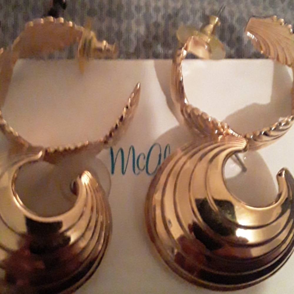 2 gold earrings sets